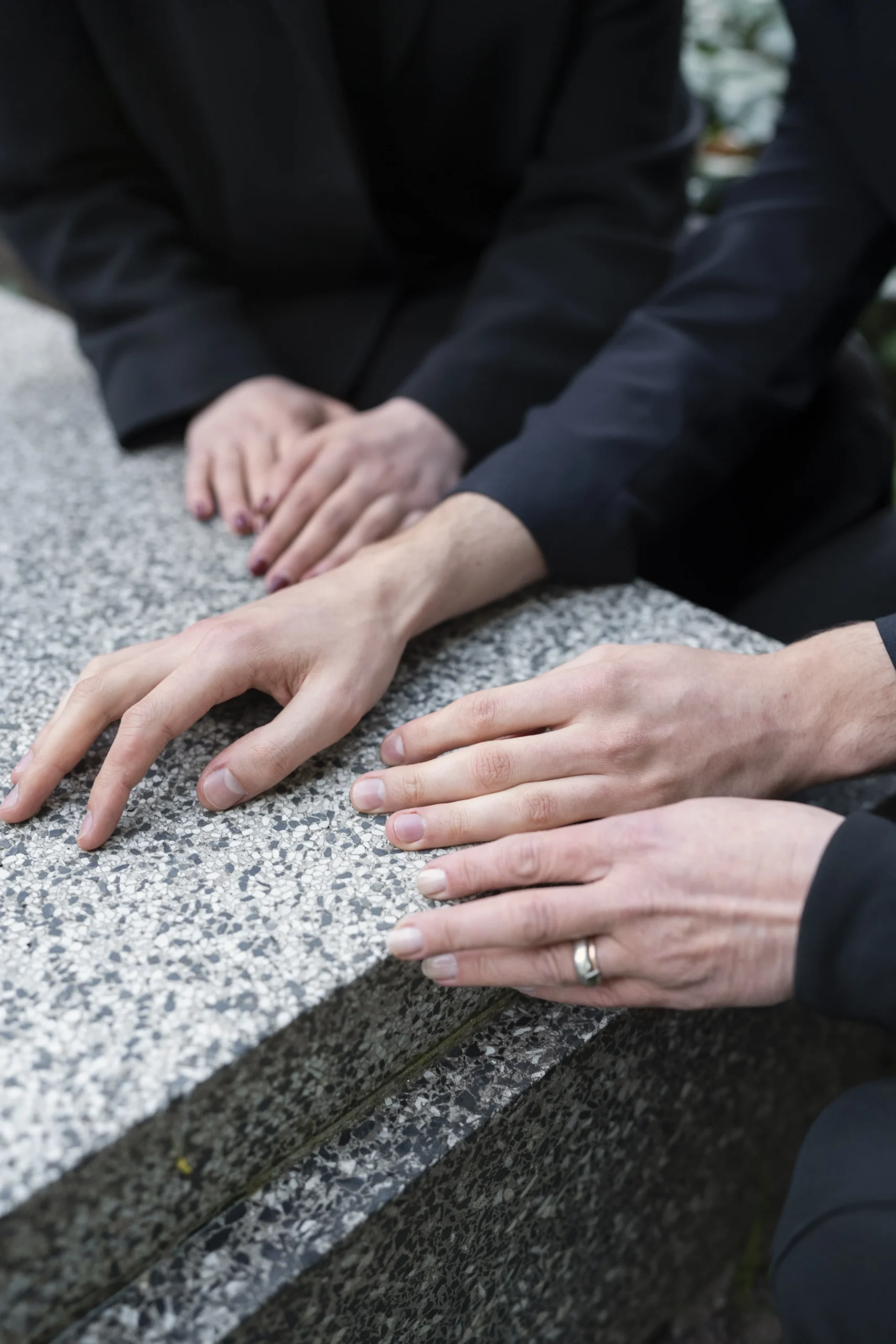 Mains unies sur une pierre tombale, symbole de deuil partagé – Rosa Funéraire