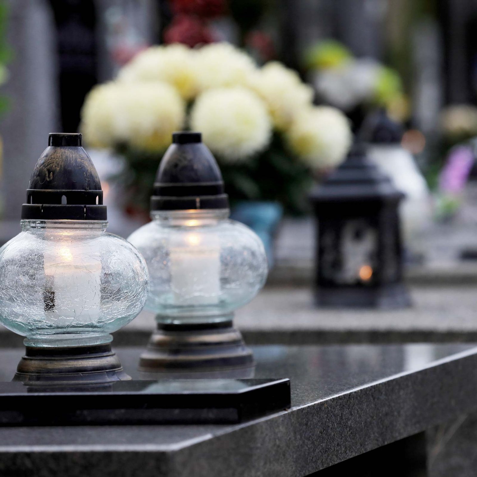 Lanternes funéraires en hommage sur tombe – Rosa Funéraire Aube