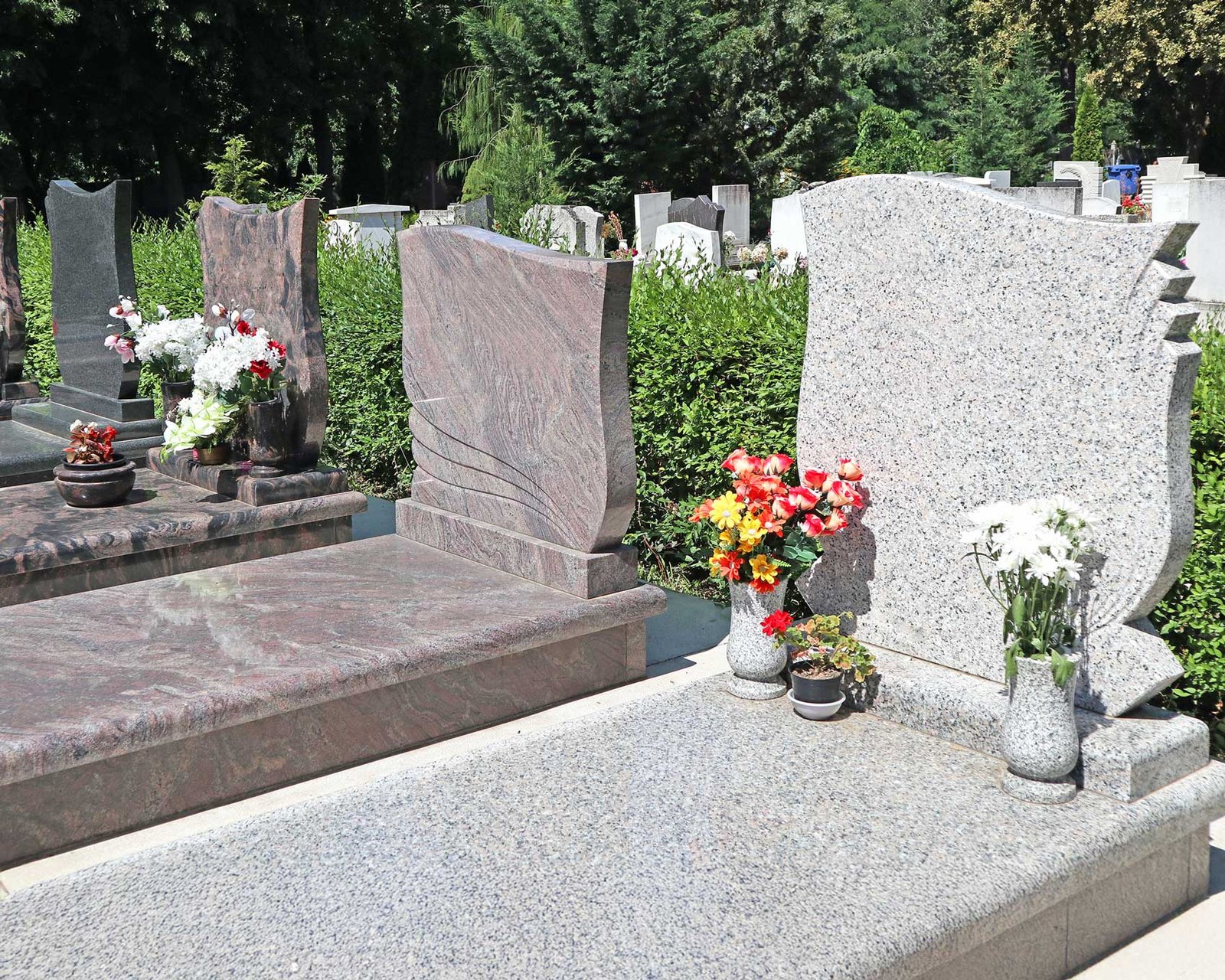 Pierre tombale dans un cimetière verdoyant – Rosa Funéraire, marbrerie funéraire